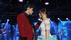 Aliando Syarief dan Prilly Latuconsina saat beradegan dalam drama cabaret di panggung SCTV Music Awards 2015 di Studio 6 Emtek City, Jakarta, Rabu (6/5). (Liputan6.com/Herman Zakharia)