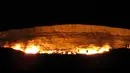  Api selalu berkobar dari dalam lubang tersebut dan menjadi daya tarik wisata di Turkmenistan. Sayangnya pemerinntah setempat berencana menutupnya. Foto diambil pada 11 Juni 2014  (AFP Photo/IGOR SASIN) 