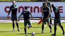 Pemain Portugal saat latihan jelang laga kualifikasi Piala Eropa di Lisbon, Selasa (19/3). Portugal akan berhadapan dengan Ukraina. (AP/Armando Franca)