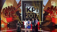 Presiden ke-5 RI Megawati Soekarnoputri memberi kata penutup dalam acara anugerah KPI 2017 di Studio 6 Emtek, Jakarta, Sabtu (28/10). Acara ini dihadiri perwakilan dari petinggi stasiun televisi, serta Mendikbud Muhadjir Effendy (Liputan6.com/Johan Tallo)