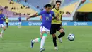 <p>Pemain Timnas Ekuador U-17, Jair Collahuazo (kanan) berusaha membayangi pergerakan pemain Brasil U-17, Luighi dalam pertandingan babak 16 Besar Piala Dunia U-17 di Stadion Manahan, Solo, Senin (20/11/2023). (Bola.com/Arief Bagus)</p>