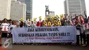 Lintas Pemuda Etnis Nusantara melakukan aksi kampanye di Bundaran HI, Jakarta, Minggu (10/9). Dalam aksinya mereka mengajak warga agar tidak menggunakan isu SARA untuk menyukseskan Pilkada. (Liputan6.com/Gempur M Surya)