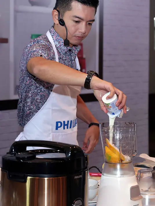 "Basicly cita-citaku dari dulu emang pengen jadi chef. Aku bahkan pernah kuliah masak tapi enggak sampe lulus. Makannya aku agak refuse kalau dipanggil chef, aku suka dipanggil home chef aja," kata Nicky Tirta. (Deki Prayoga/Bintang.com)