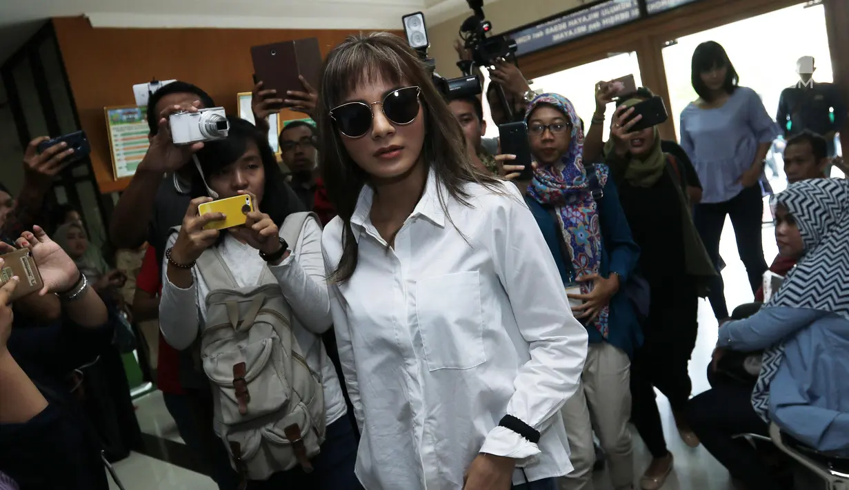 Pemain sinetron Kirana Larasati saat memasuki gedung Pengadilan Negeri Jakarta Selatan, Kamis (18/5). Kirana Larasati menjalankan sidang perdana cerai tanpa dihadiri suaminya Tama Gandjar dengan agenda mediasi. (Liputan6.com/Herman Zakharia)