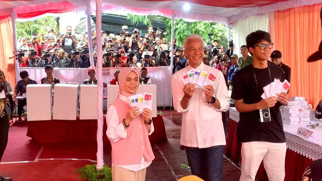 Capres nomor urut 03 Ganjar Pranowo melakukan pencoblosan di TPS 11, Lempongsari, Gajahmungkur, Semarang didampingi sang istri Siti Atikoh, anaknya Alam Ganjar, Ketua TPN Ganjar-Mahfud Arsjad Rasjid, hingga Mantan Wali Kota Semarang Hendrar Prihadi.
