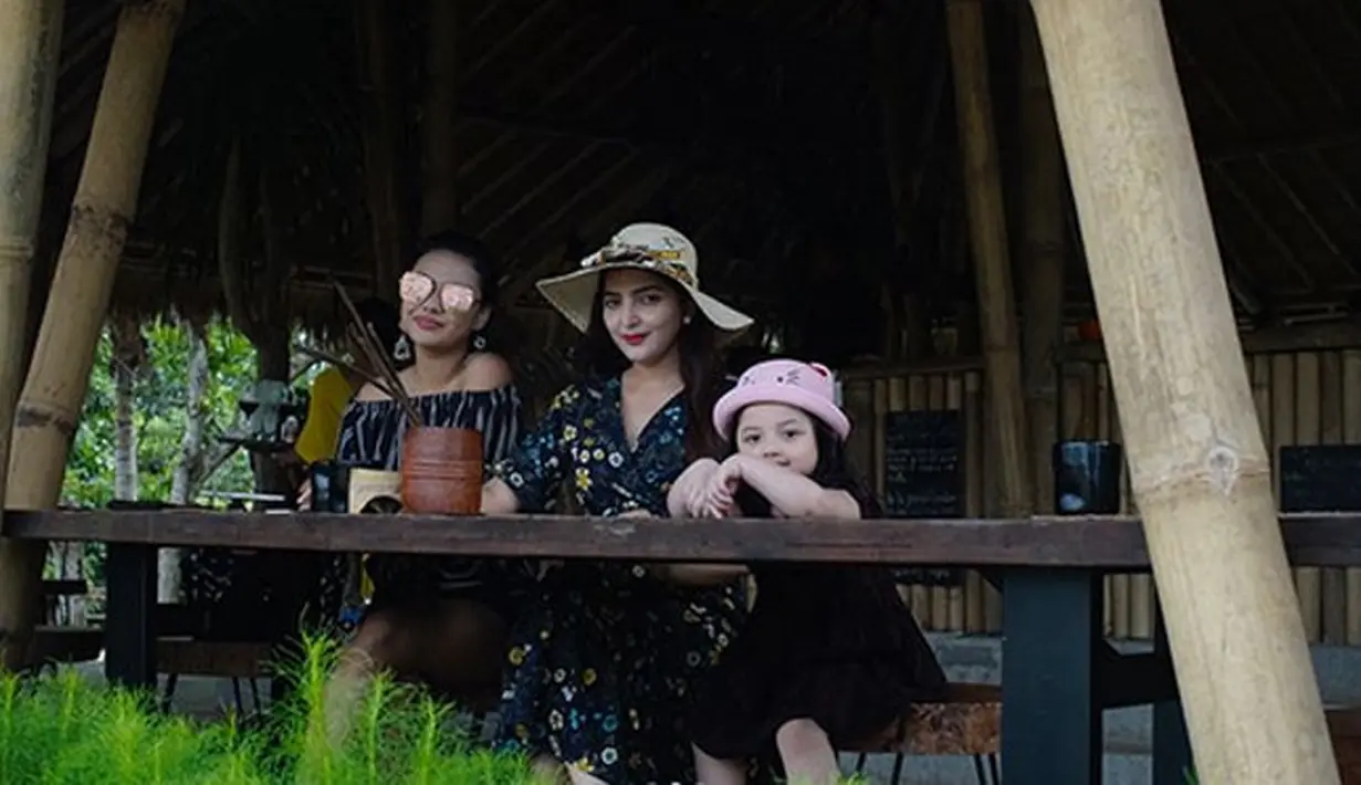 Dua video dan beberapa foto dibagikan oleh Ashanty saat sedang berlibur di Bali. Warganet banyak yang gemes menyaksikan video keduanya. (Instagram/ashanty_ash)