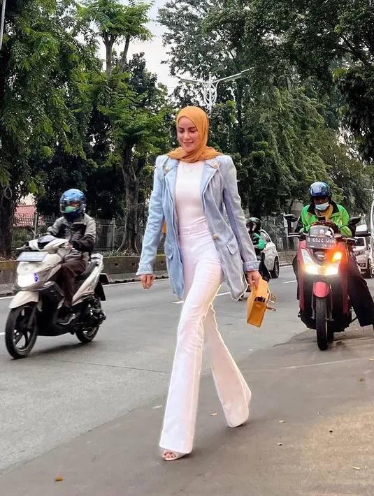 <p>Siapa sangkah blazer biru muda sangat cocok untuk dipadu padankan dengan inner bewarna putih dan jilbab berwana kuning canary? (instagram/ollaramlan)</p>