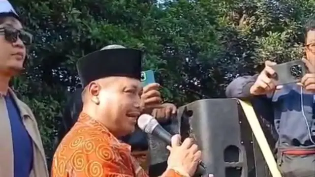 Ketua Yayasan Ponpes Ndolo Kusumo Pati menemui pengunjuk rasa.