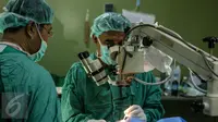 Tampak Dokter sedang melakukan operasi di Rumah Sakit Pusat Angkatan Darat (RSPAD) Gatot Subroto, Rabu (29/7/2015). Masih banyak penderita katarak yang enggan memeriksakan matanya ke Puskesmas. (Liputan6.com/Faizal Fanani)