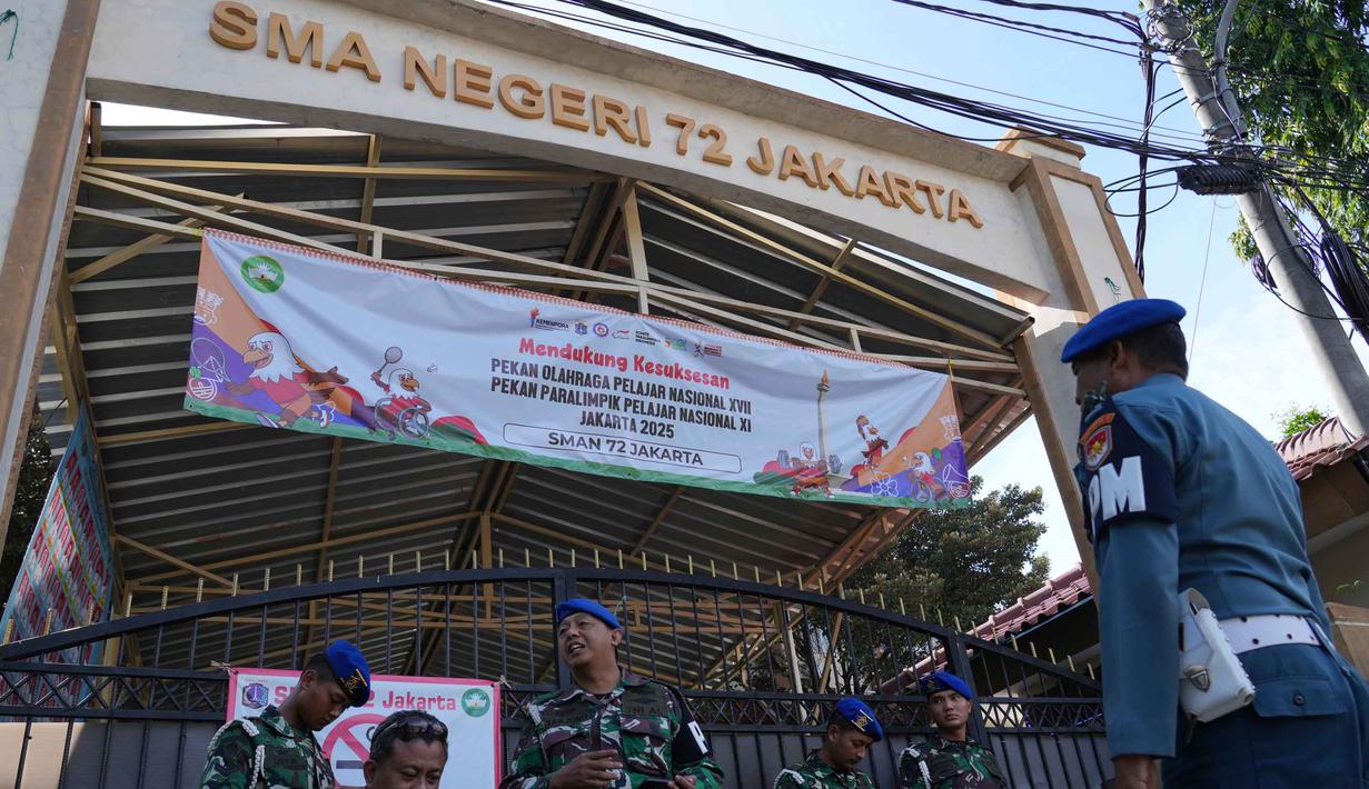Personel militer berjaga di gerbang sebuah sekolah setelah ledakan di Jakarta, Indonesia, Minggu, 9 November 2025. Hingga Minggu (9/11/2025), SMAN 72 Jakarta di Kelapa Gading, Jakarta Utara, masih dijaga ketat Polisi Militer TNI Angkatan Laut (POMAL). (AP Photo/Achmad Ibrahim)