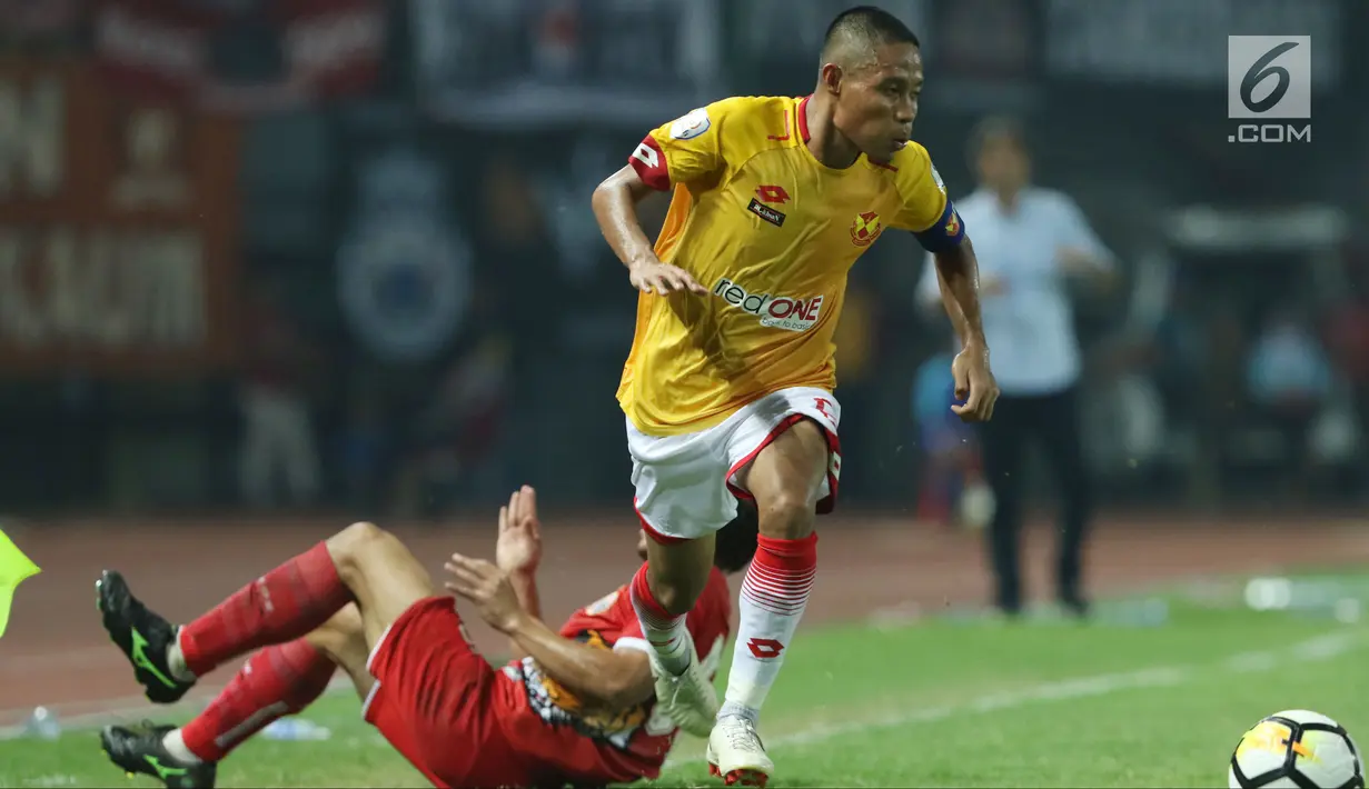 Pemain tengah Selangor FA, Evan Dimas Darmono melewati adangan bek Persija, Michael Orah saat laga persahabatan di Stadion Patriot Candrabhaga, Bekasi, Kamis (6/9). Persija kalah 1-2. (Liputan6.com/Helmi Fithriansyah)