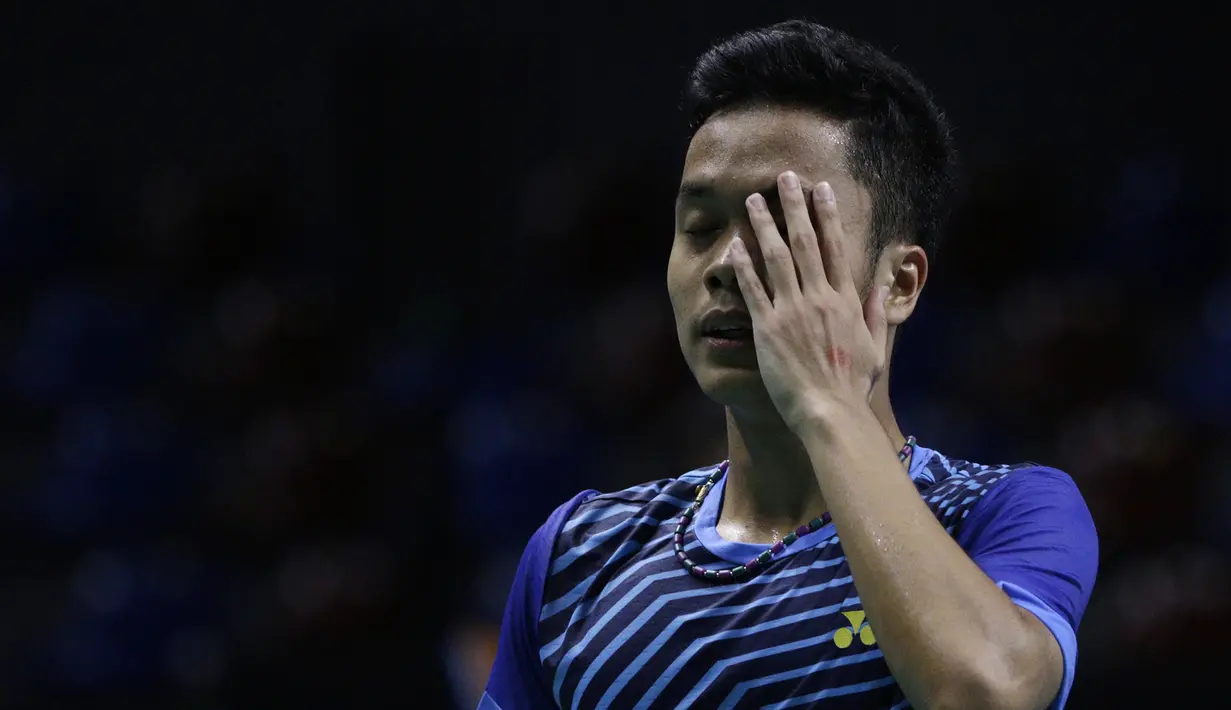 Pebulutangkis SGS PLN Bandung, Anthony Ginting tampak lelah saat melawan pebulutangkis PB Djarum, Shesar Hiren pada Kejurnas Beregu Campuran di Britama Arena, Jakarta, Kamis (20/12). Shesar berhasil mengalahkan Anthony. (Bola.com/Yoppy Renato)