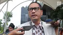 Dirut PT Garuda Maintenance Facility (GMF) AeroAsia, Iwan Joenarto memberi keterangan kepada awak media usai menjalani pemeriksaan di gedung KPK Jakarta, Senin (29/01). (Liputan6.com/Herman Zakharia)