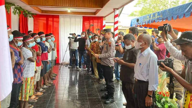 Anggota KKB di Kampung Ambaidiru, Yapen, Papua menyerahkan diri