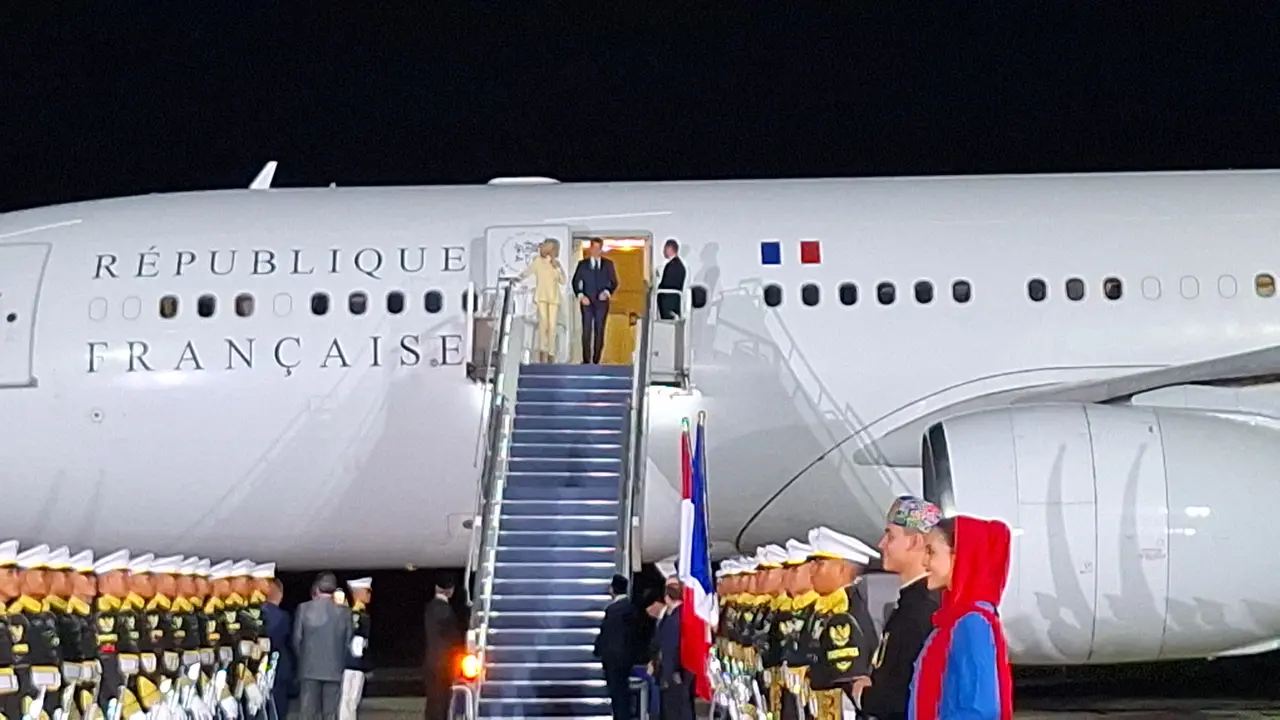 Presiden Prancis Emmanuel Macron didampingi istrinya, Brigitte Macron tiba di Indonesia dalam rangka kunjungan kenegaraan, Selasa (27/5/2025).