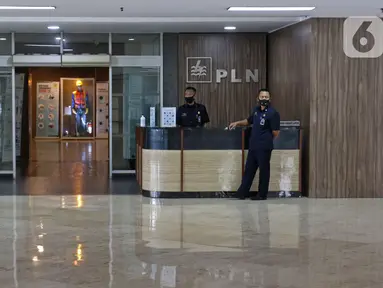 Petugas berjaga di Kantor PLN Pusat, Jalan Trunojoyo, Blok M, Jakarta, Selasa (21/7/2020). PT PLN (Persero) memutuskan untuk menutup sementara kantor pusat  setelah enam orang karyawan PLN dinyatakan positif COVID-19, dimulai hari Senin (20/7) hingga Jumat (24/7). (Liputan6.com/Herman Zakharia)