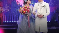 Gaun pengantin beraliran internasional rancangan Hian Tjen menutup resepsi pernikahan Via Vallen dan Chevra hari ke-4 yang disiarkan langsung di televisi