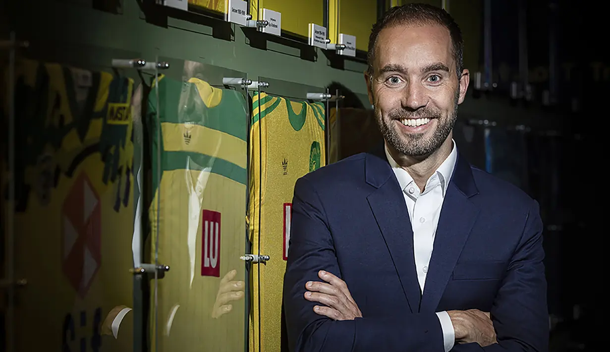 Sjors Ultee. Pelatih asal Belanda berusia 35 tahun ini dipecat Fortuna Sittard pada 22 Agustus 2022 setelah membesut klub yang kini menempati posisi juru kunci Eredivisie 2022/2023 sejak tengah musim 2020/2021. Pemecatannya terjadi usai Fortuna Sittard menderita kekalahan ketiga beruntun dalam 3 laga awal Eredivisie musim ini. Pada pekan ke-3 Fortuna Sittard kalah 1-4 dari tamunya SC Cambuur (20/8/2022). (fortunasc.nl)