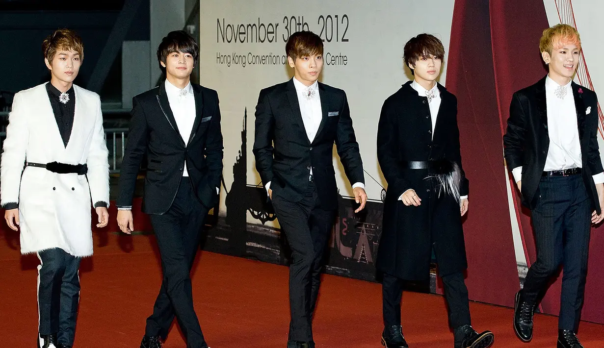 Para personel SHINee yaitu Key, Minho, Onew, dan Taemin ditunjuk sebagai pemimpin utama para pengiring jenazah. (foto: usmagazine.com)