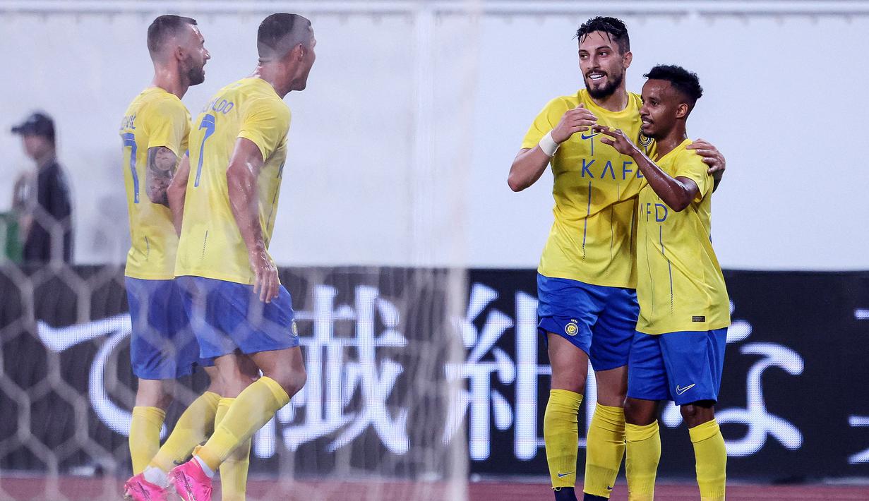 Para pemain Al Nassr merayakan gol ke gawang Inter Milan yang dicetak Abdulrahman Ghareeb (kanan) pada laga pramusim 2023/2024 di Nagai Stadium, Osaka, Jepang, Kamis (27/7/2023) sore WIB. (AFP/Paul Miller)