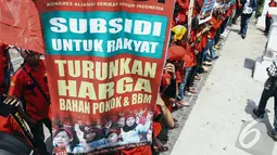 Puluhan buruh yang tergabung dalam Kongres Aliansi Serikat Buruh Indonesia (KASBI) menuntut kenaikan Upah Minimum Provinsi (UMP) di Balai Kota, Jakarta, Senin (3/11/2014). (Liputan6.com/Faizal Fanani)