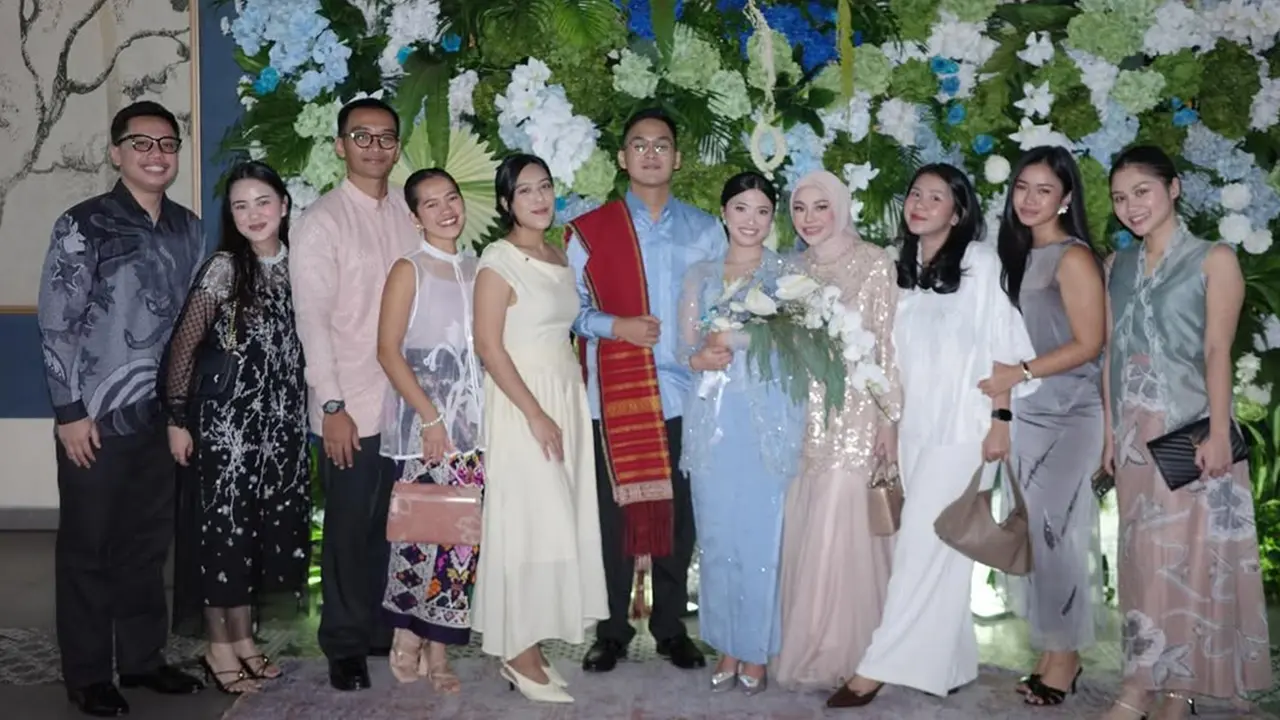 Potret Memukau Aurel Hermansyah Pakai Gamis Lace di Lamaran Adik Raditya Dika