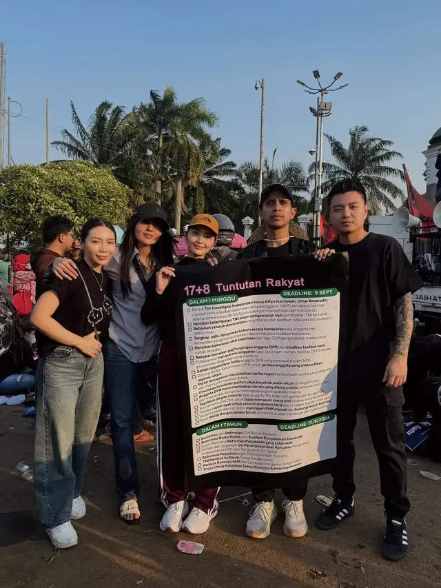 6 Potret Debi Sagita Turun ke Jalan Ikut Demo Gaungkan '17+8 Tuntutan Rakyat'