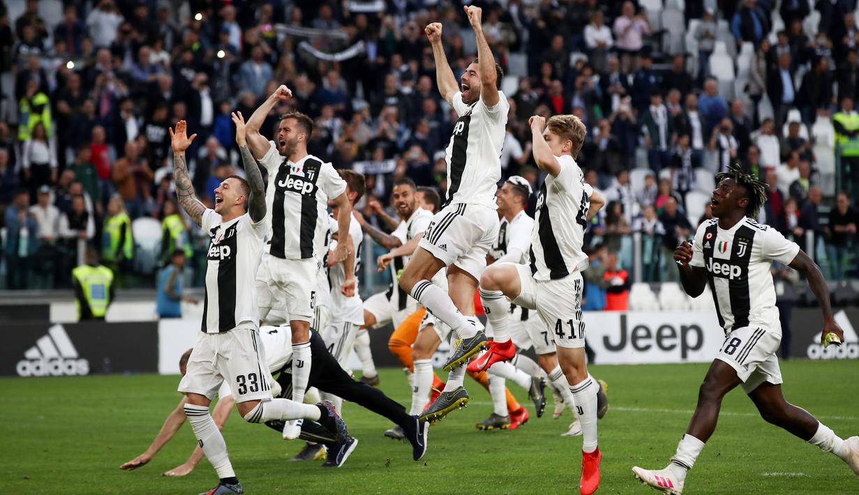Para pemain Juventus merayakan gelar juara Serie A 2019 usai menaklukkan Fiorentina di Stadion Juventus, Sabtu (20/4). Juventus menang 2-1 atas Fiorentina. (AFP/Isabella Bonotto)