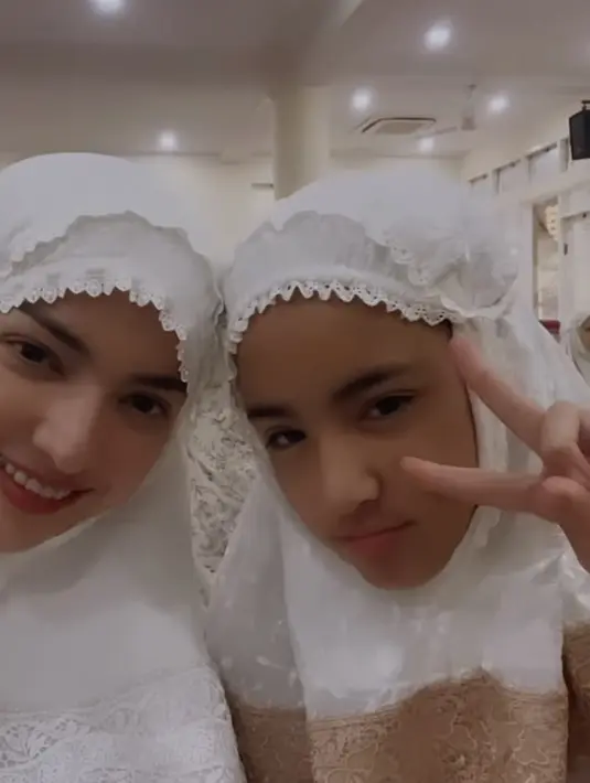 Nia Ramadhani kompak mengenakan mukena warna putih bersama sang putri saat sholat Idul Adha. @ramdhaniabakrie