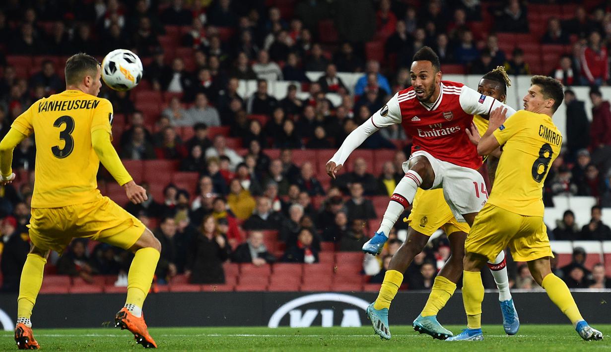 Striker Arsenal, Pierre-Emerick Aubameyang, berusaha melepaskan tenfangan saat melawan Standard Liege pada laga Liga Europa di Stadion Emirates, London, Kamis (3/10). Arsenal menang 4-0 atas Liege. (AFP/Glyn Kirk)