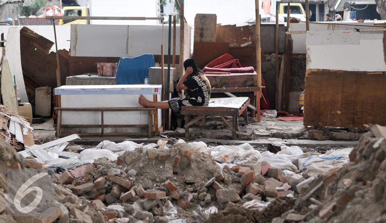 Penghuni kolong Tol beristirahat di tempat tinggalnya sementara usai ditertibkan oleh Pemprov DKI, Jakarta, Jumat (16/9). Sebelumnya, 50 bangunan liar di bawah kolong Tol Sedyatmo, Penjaringan kembali ditertibkan Pemkot Jakut. (Liputan6.com/Yoppy Renato)
