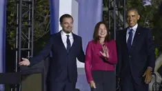 (ki-ka) Aktor Leonardo DiCaprio, ilmuwan iklim Katharine Hayhoe dan Presiden AS Barack Obama tiba di atas panggung untuk diskusi tentang perubahan iklim selama "South by South Lawn" (SXSL) festival di Gedung Putih, AS (3/10). (AFP PHOTO/Mandel NGAN)