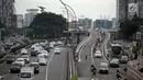 Sejumlah kendaraan melintasi flyover Pancoran yang mulai dibuka untuk umum, Jakarta, Senin (15/1). Diketahui Flyover Pancoran dibangun sejak November 2016 pada era mantan Gubernur DKI Jakarta Basuki Tjahaja Purnama (Ahok). (Liputan6.com/Arya Manggala)