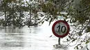 Hujan deras yang turun sejak Rabu (10/9) lalu, merendam desa Letovanic, Kroasia. Tampak, sebuah rambu lalu lintas ikut terendam air di desa Letovanic, Kroasia, (15/9/2014). (REUTERS/Antonio Bronic)