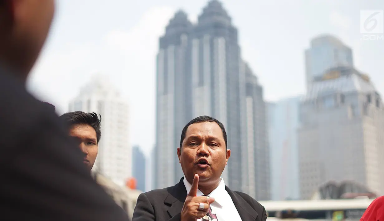 Ketua tim pembela kehormatan profesi advokat, Nazarudin Lubis memberi keterangan terkait dugaan penghinaan yang dilakukan Nikita Mirzani, Jakarta, Kamis (4/7/2019). Laporan bermula dari tindakan Nikita yang diduga menghina profesi Advokat melalui akun instagramnya. (Liputan6.com/Immanuel Antonius)