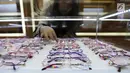 Pengunjung memilih kacamata di pusat kacamata grosir Optik Winsee di Pasar Baru, Jakarta, Sabtu (31/3). Model kacamata memanjakan pengunjung dengan memberikan harga yang murah dan berkualitas. (Liputan6.com/Fery Pradolo)