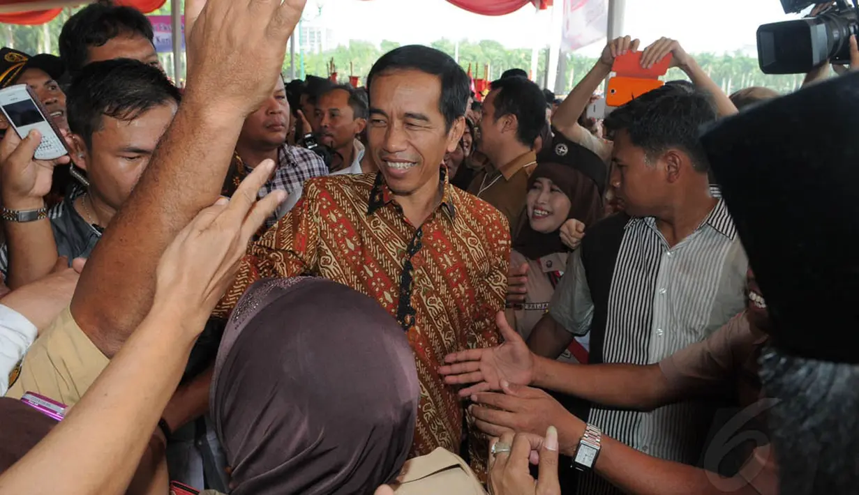 Para siswa tampak mengerumuni dan meminta   bersalaman serta foto bersama presiden   terpilih periode 2014-2019 itu, Jakarta,   Kamis (14/8/14).(Liputan6.com/Herman   Zakharia) 