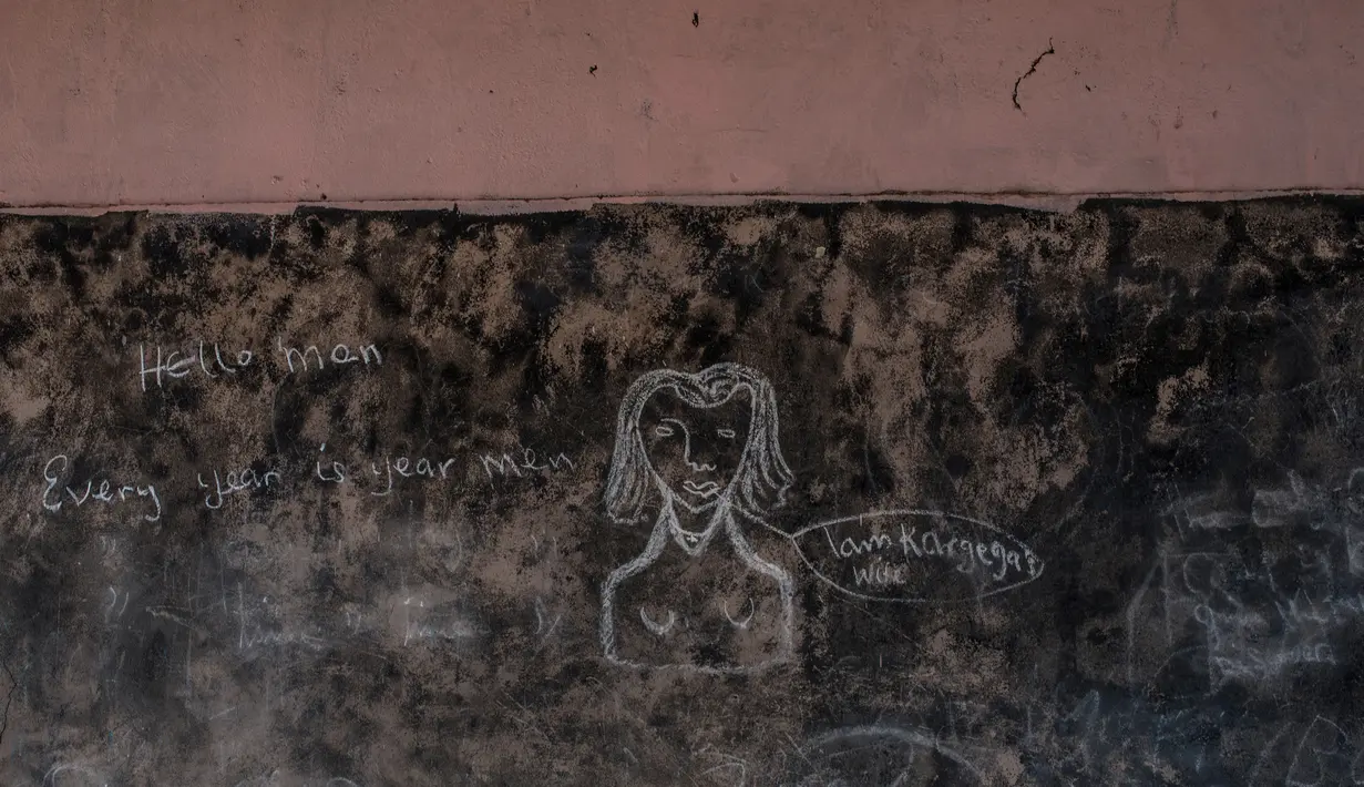 Pesan yang ditinggalkan kaum perempuan Gwoza di sebuah dinding sekolah di kota Gwoza, Nigeria timur laut, (1/8). Puluhan ribu orang tewas, rumah dirusak yang memaksa warga lari ke pengungsian meninggalkan kota kelahirannya. (AFP Photo/Stefan Heunis)