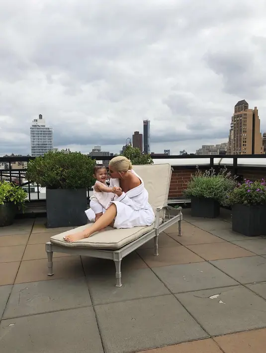 Stormi adalah anugerah terindah untuk Klie Jenner dan cinta Kendall untuk Stormi membuat ia dan Kylie miliki hubungan yang lebih akrab. (instagram/kyliiejenner)