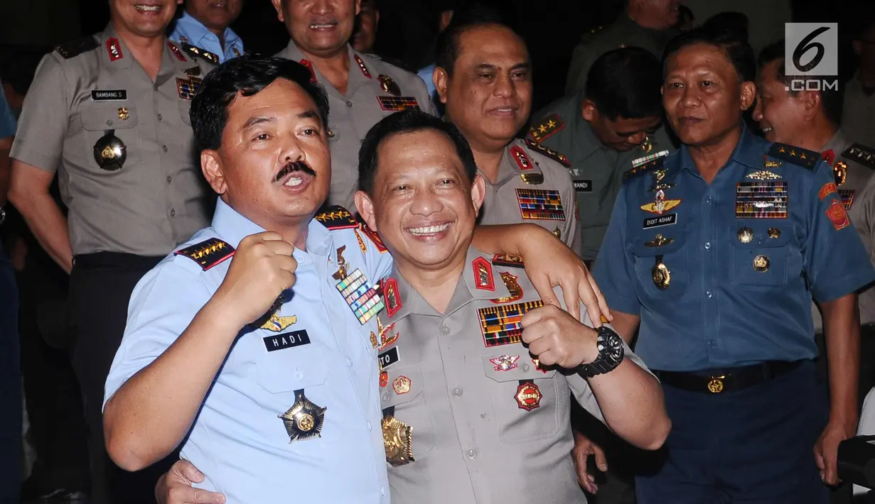 Panglima TNI, Hadi Tjahjanto (kiri) berangkulan dengan Kapolri, Tito Karnavian usai pertemuan di Mabes TNI, Jakarta, Senin (11/12). Pertemuan bertujuan meningkatkan soliditas jajaran TNI-Polri dalam menjaga keamanan. (Liputan6.com/Helmi Fithriansyah)