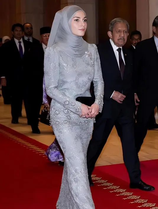 Penampilan Anisha Rosnah dibalut baju kurung warna abu-abu dengan detail full lace juga tak kalah menarik untuk lebaran. Baju kurung tersebut ia padukan dengan hijab warna senada. [@anisharsnh/@mateen_anishh/@tehfirdaus]