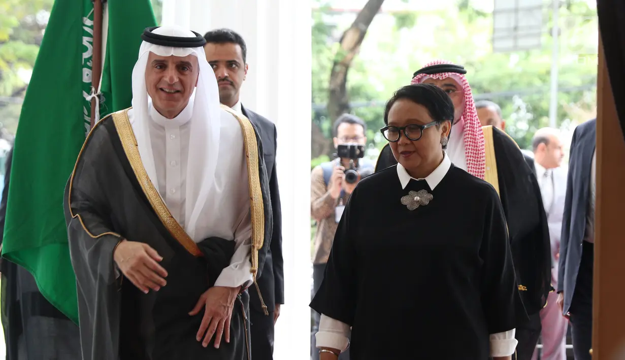 Menteri Luar Negeri Arab Saudi, Adel bin Al-Jubeir (kiri) bersama Menteri Luar NegeriRepublik Indonesia, Retno Marsudi bersiap melakukan pertemuan bilateral di Jakarta, Selasa (23/10). Pertemuan membahas isu strategis. (Liputan6.com/Helmi Fithriansyah)