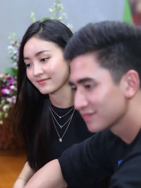 “Mungkin orang sering melihat kita berdua, padahal nggak cuma berdua. Banyak yang tiba-tiba suka foto, jadi mikirnya cuma berdua, kita pacaran. Padahal kita jalan ramai-ramai ada asisten, mama aku, mamanya Verrell," tambahnya. (Nurwahyunan/Bintang.com)