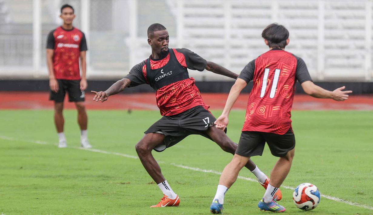 Mereka unggul jauh dari Persijap Jepara yang berada di peringkat ke-17. Tampak dalam foto, pemain Persija saat melakukan latihan di Stadion Madya, Kompleks Gelora Bung Karno, Senayan, Jakarta, Jumat (2/1/2026). (Bola.com/Abdul Aziz)