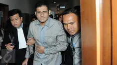 Muhammad Nazaruddin usai sidang pembacaan dakwaan dalam perkara dugaan tindak pidana pencucian uang (TPPU) di Pengadilan Tipikor, Jakarta, (10/12). Usai sidang Dakwaan Mantan Bendahara Demokrat sakit lambung. (Liputan6.com/Helmi Afandi)