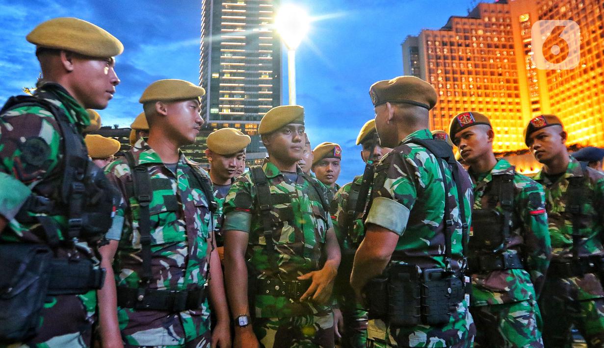Personel TNI saat apel persiapan pengamanan perayaan malam Tahun Baru 2023 di Bundaran HI, Jakarta, Sabtu (31/12/2022). Pemprov DKI Jakarta telah menyiapkan tujuh titik panggung kemeriahan untuk menyambut tahun baru 2023.  (Liputan6.com/Angga Yuniar)