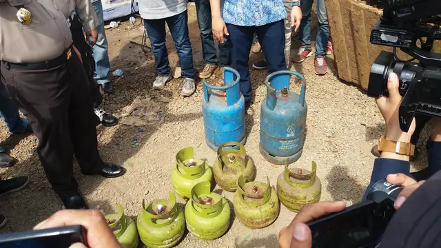 Bareskrim Polri menggerebek pabrik yang diduga dijadikan tempat pengoplosan gas di wilayah Tangerang. (Liputan6.com/Hanz Salim)