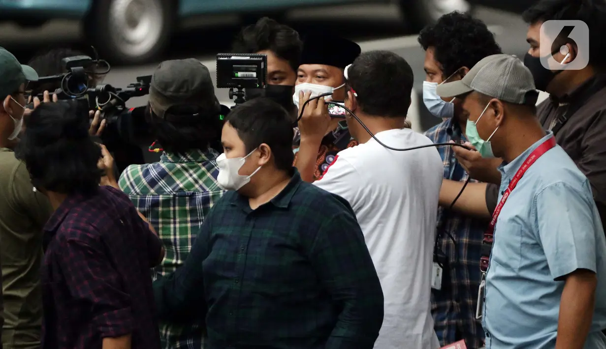 Ketua Komisi VIII DPR RI, Yandri Susanto (tengah) menjawab pertanyaan pewarta usai diperiksa di Gedung KPK, Jakarta, Selasa (30/3/2021). Yandri Susanto diperiksa sebagai saksi untuk tersangka Matheus Joko Santoso terkait dugaan suap pengadaan bansos tahun 2020. (Liputan6.com/Helmi Fithriansyah)