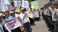 Ratusan karyawan Merpati saat menggelar aksi unjuk rasa di depan Gedung DPR, Jakarta, (16/8/14). (Liputan6.com/Miftahul Hayat)