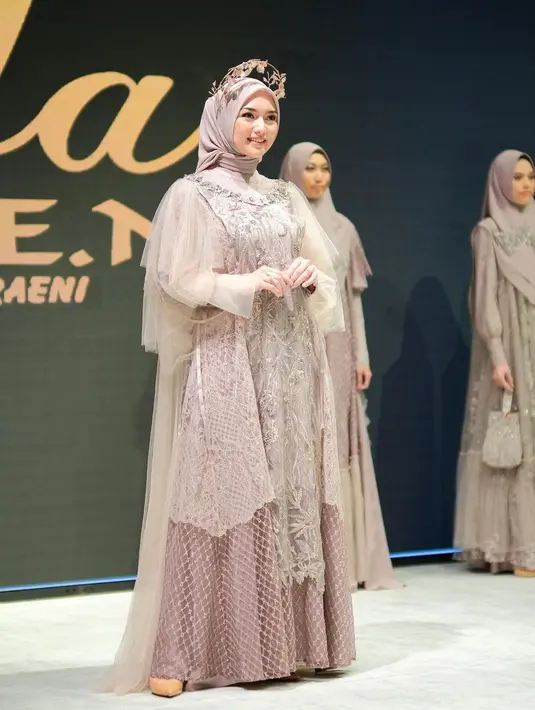 <p>Citra Kirana juga pernah terlihat menjadi model runway salah satu desainer modest wear. Di sini ia terlihat mengenakan rancangan sang desainer, berupa dress yang sangat cantik, bersiluet tumpuk dari berbagai bahan dan penuh payet. Ia bahkan terlihat mengenakan headpiece sebagai pemanis yang menyempurnakan penampilannya. Foto: Instagram.</p>